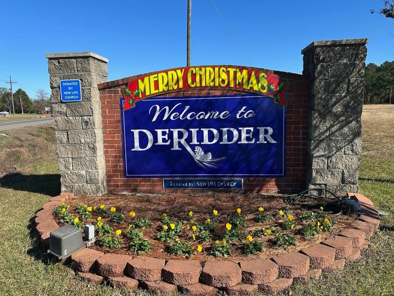 The Welcome to DeRidder sign